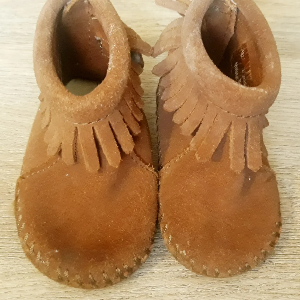 Minnetonka Fringe Moccasins / Baby Size 2 Tan Leather Moccasins